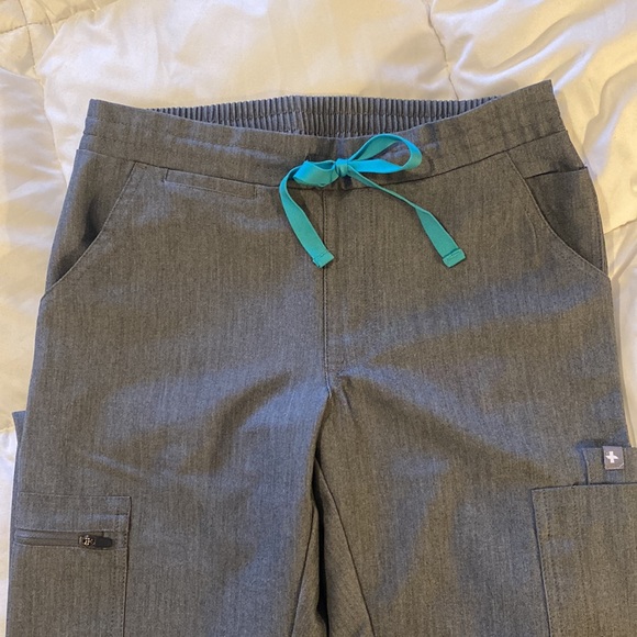 Figs Yola Scrub pants in Graphite - Picture 4 of 5